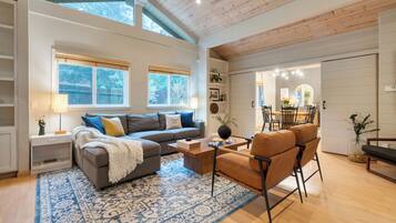 TV, fireplace, stereo