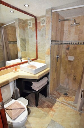 Family Apartment, City View | Bathroom | Shower, towels, soap, shampoo - SCR Rinconada del Sol (Playa del Carmen)