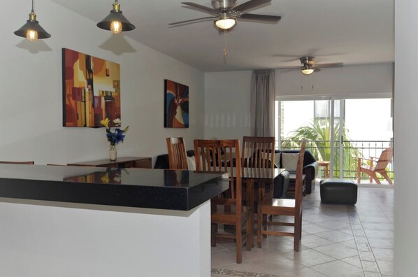 Family Apartment, City View | Dining room