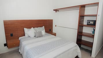 Pengeskab på værelset, mørklægningsgardiner, lydisolering