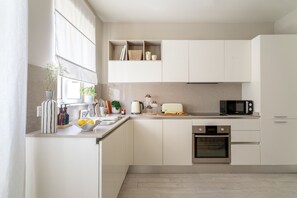 Kühlschrank, Mikrowelle, Ofen, Wasserkocher mit Kaffee-/Teezubehör