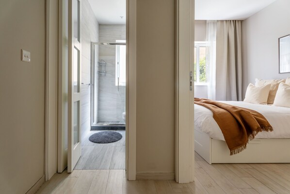 1 habitación, tabla de planchar con plancha, wifi gratis y ropa de cama