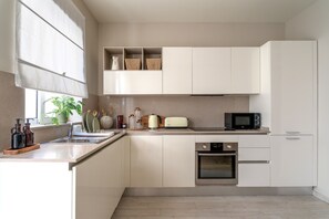 Refrigerador, microondas, horno, cafetera/tetera