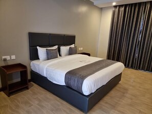 Chambre Exécutive, vue ville | Bureau, espace de travail pour ordinateur portable