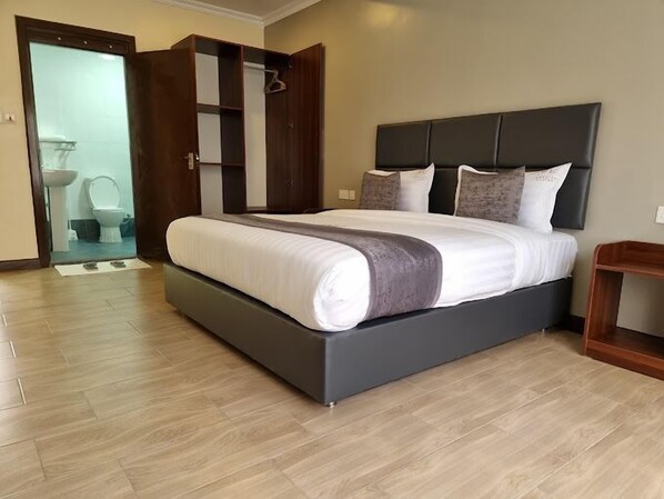 Tweepersoonskamer, uitzicht op de stad | Geluiddichte muren, gratis wifi, beddengoed