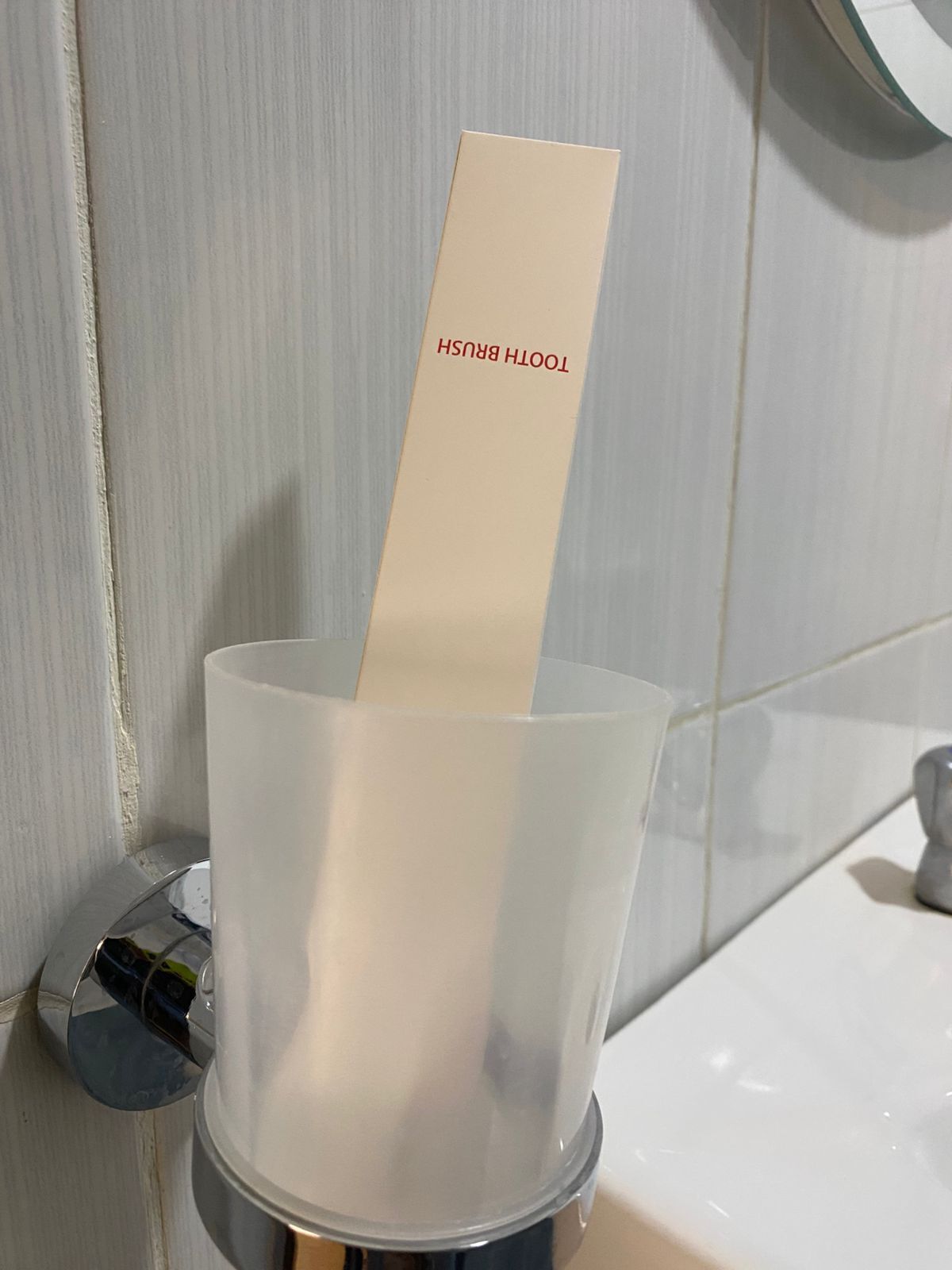 Un baño con un portalápices y un lavabo.