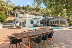 Outdoor dining - Prime LA Views • Near Hollywood • Pool • Gym (Los Angeles)