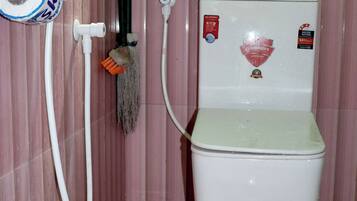 Dusche, umweltfreundliche Kosmetikartikel, Haartrockner, Bidet