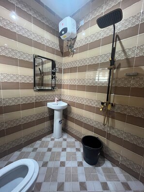 Douche, serviettes fournies, papier toilette