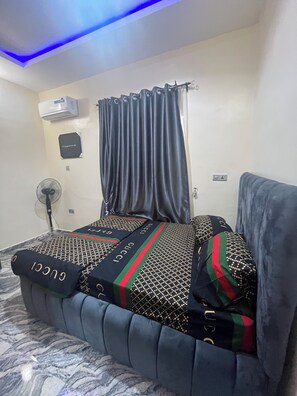 2 bedrooms, iron/ironing board, WiFi