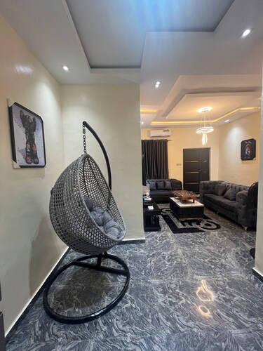 Smart 2-bedroom bungalow in lovely Egbeda with WiFi, AC,parking space,games etc…