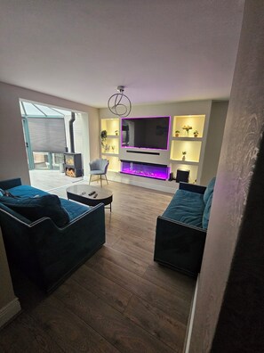 Smart TV, fireplace