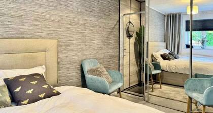 Entire luxury 3 bedroom house available for short and long stays