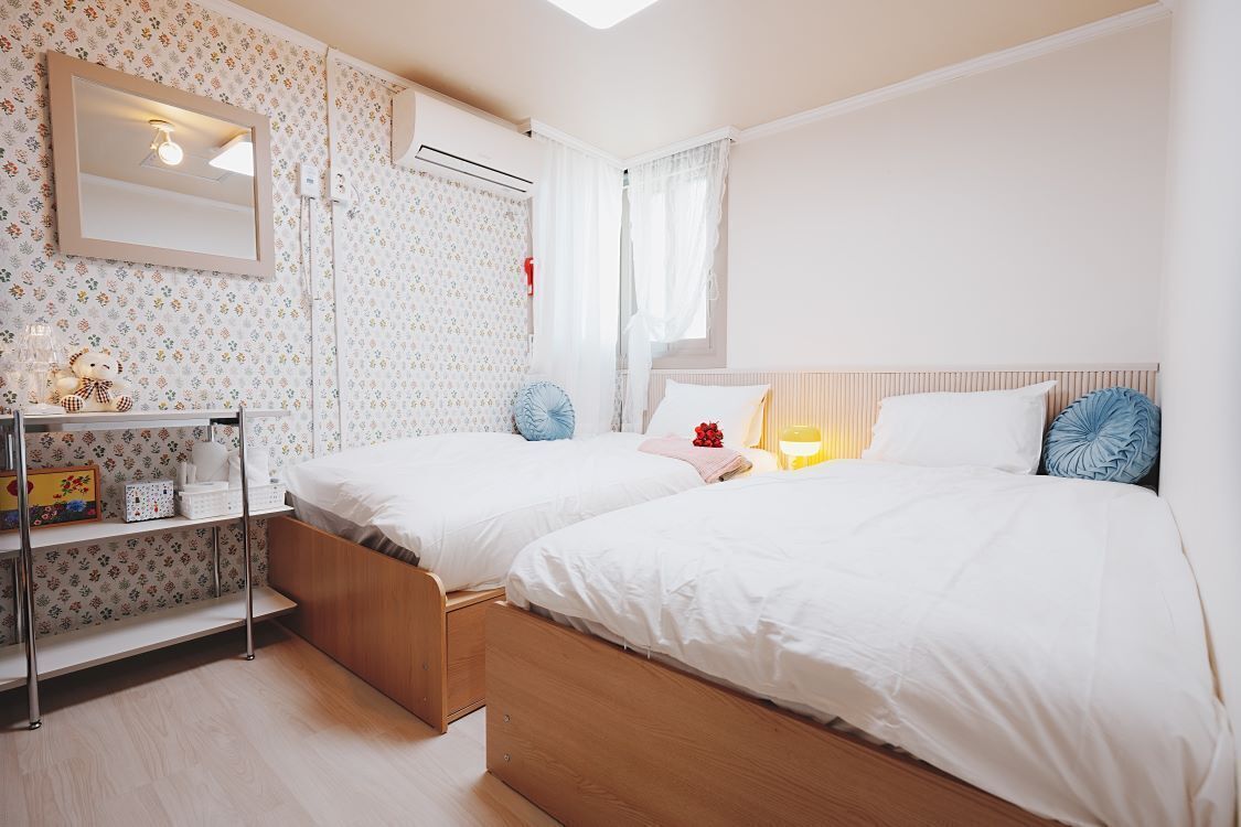 Business Twin Room, 1 Bedroom, Non Smoking, City View | Hypo-allergenic bedding available, soundproofing, WiFi (free)