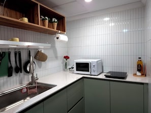 Geladeira, micro-ondas, cooktop, máquina de café expresso