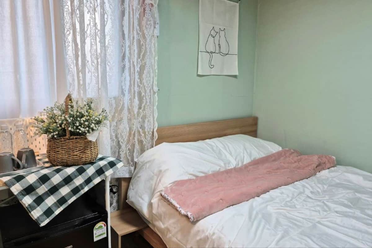 Kahden hengen standard-huone, kaupunkinäköala | Allergiatestatut vuodevaatteet, ilmainen Wi-Fi, vuodevaatteet