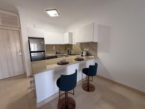 Oven, stovetop, dishwasher - Charming 2-bedroom apartment with WiFi and AC in Sahl Hasheesh (Hurghada)