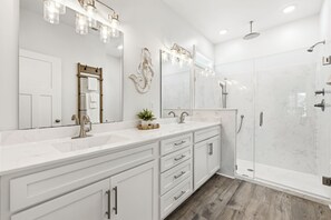 Douche, séchoir à cheveux, serviettes fournies, savon