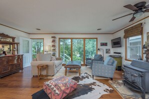 智能電視、壁爐、書籍