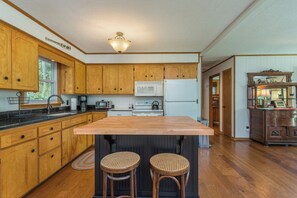 Kjøleskap, mikrobølgeovn, ovn og kokeplater