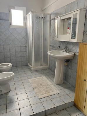 Douche, sèche-cheveux, bidet, serviettes fournies