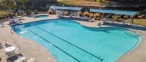 Een binnenzwembad, een buitenzwembad