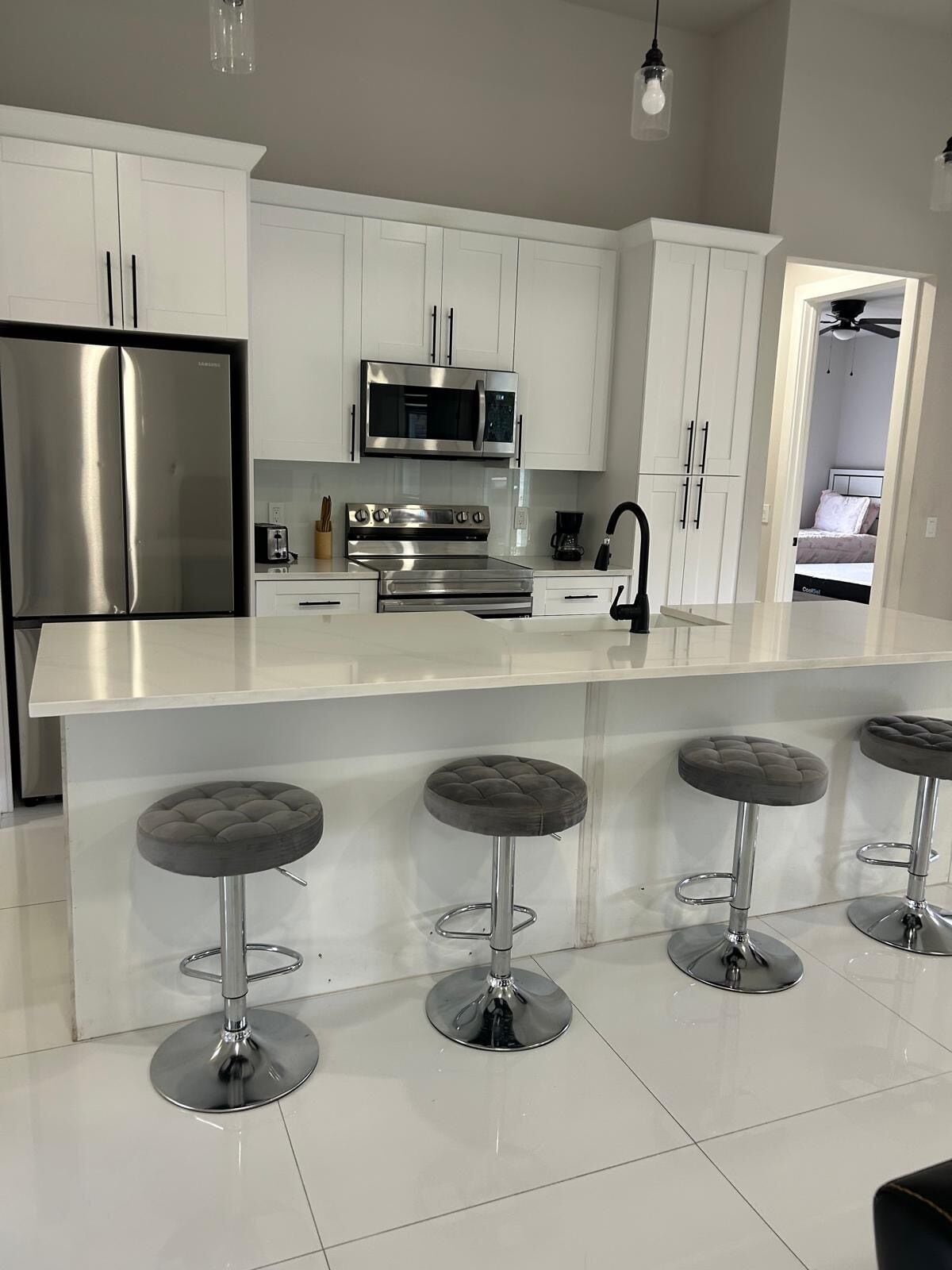 Microondas, horno, placa de cocina y lavavajillas