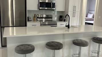 Mikrobølgeovn, ovn, kogeplade, opvaskemaskine