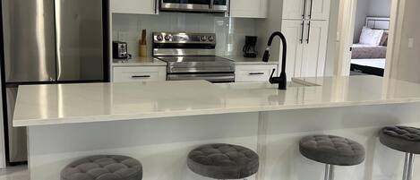 Microondas, horno, parrilla de estufa y lavavajillas