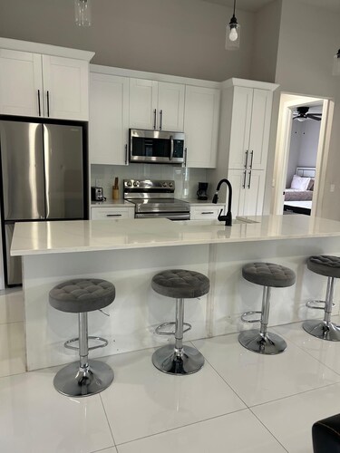 Charming 4-bedroom house with WiFi, AC in lovely Lehigh Acres