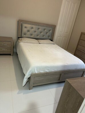 4 habitaciones, tabla de planchar con plancha, wifi y ropa de cama