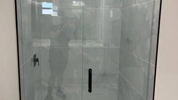 HÄrtork, handdukar, tvÄl och toalettpapper