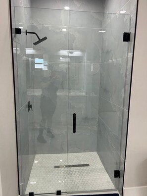 Een haardroger, handdoeken, zeep, toiletpapier