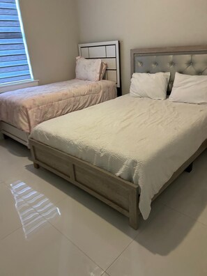 4 slaapkamers, een strijkplank/strijkijzer, wifi, beddengoed