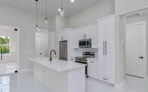 Charming 4-bedroom house with WiFi, AC in lovely Lehigh Acres