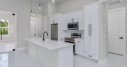 Charming 4-bedroom house with WiFi, AC in lovely Lehigh Acres