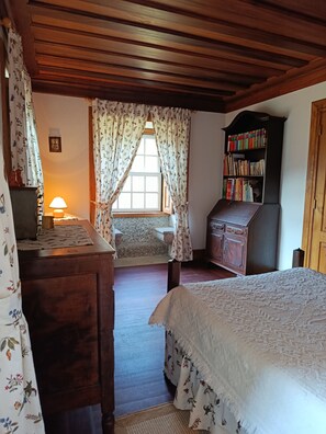 3 bedrooms, bed sheets - St. Anthony's House. Enjoy tradition, comfort and peace in a large space. (marco de canavezes)