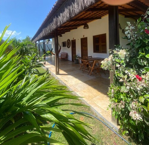 casa localizada em guajiru, casa que oferece tranquilidade e conforto
