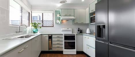 Refrigerador, microondas, horno y parrilla de estufa