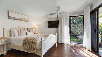 3 bedrooms, desk, iron/ironing board, travel cot