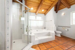 Douche, séchoir à cheveux, serviettes fournies, shampooing