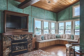 Télévision, cheminée, espaces bureaux