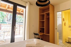 4 bedrooms, desk, iron/ironing board, WiFi