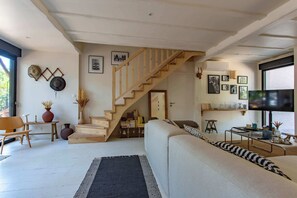 TV, fireplace