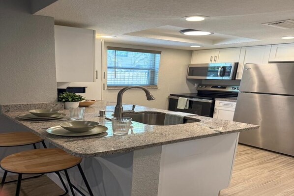 Microwave, oven, stovetop - Davis Island Retreat (Tampa)