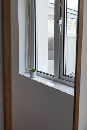 Interior - Botanica convenient centre stay free parking / 2 private gardens (swindon)