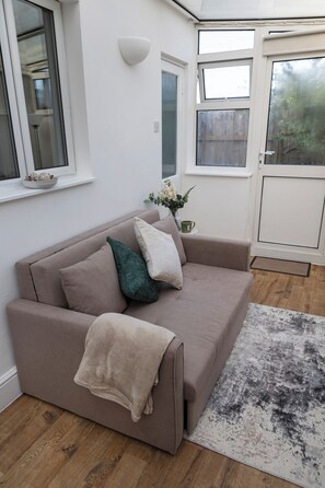 Smart TV - Botanica convenient centre stay free parking / 2 private gardens (swindon)