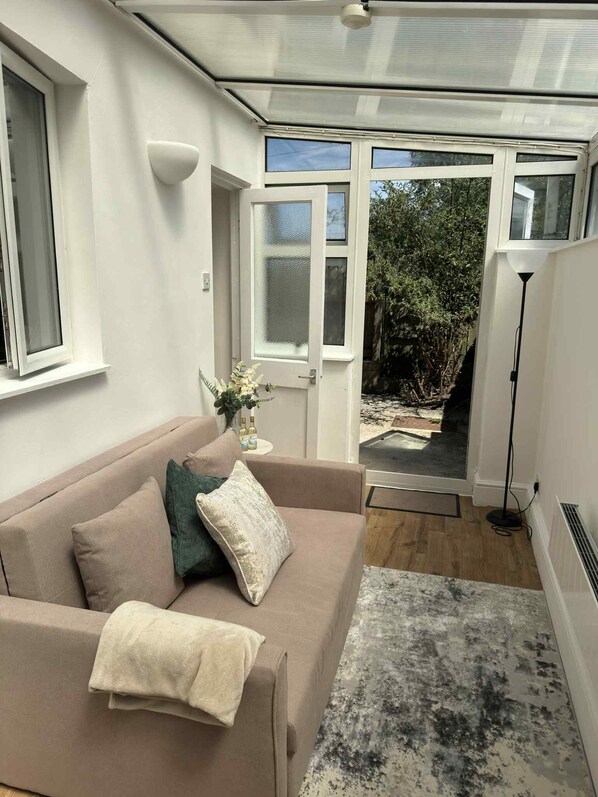 Smart TV - Botanica convenient centre stay free parking / 2 private gardens (swindon)