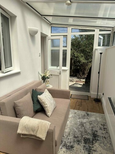 Botanica convenient centre stay free parking / 2 private gardens