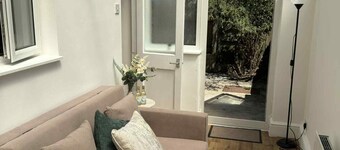 Botanica convenient centre stay free parking / 2 private gardens